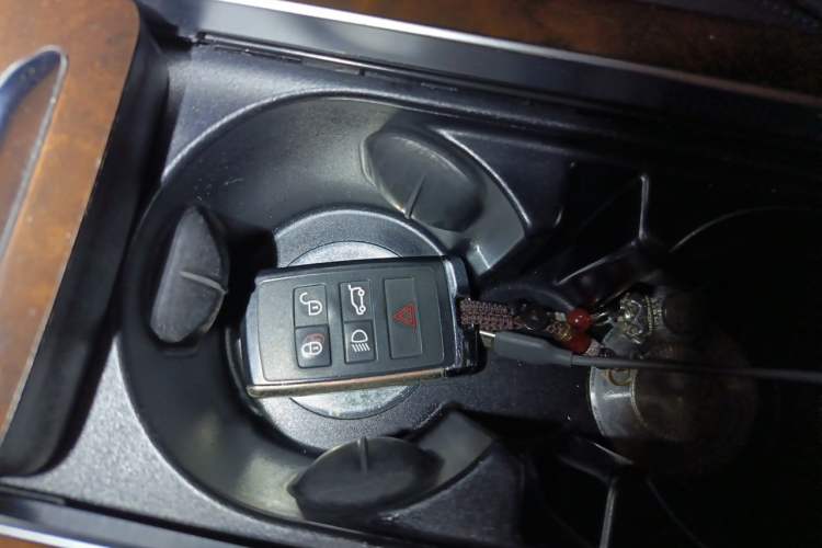 Used Land Rover Range 2021 3.0 L6 Century Extended Classic Edition Vehicle Key