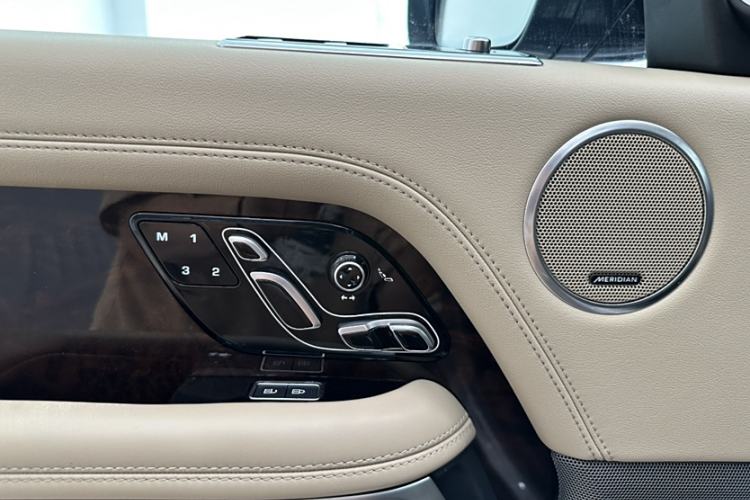 Used Land Rover Range 2021 3.0 L6 Century Extended Classic Edition Interior 15