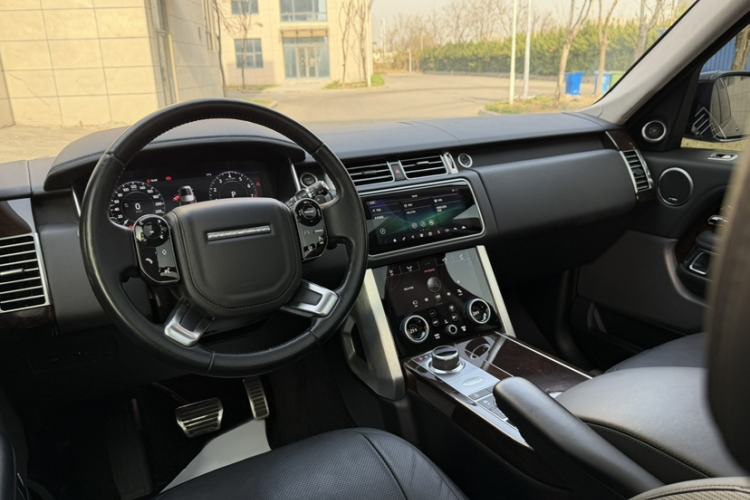 Used Land Rover Range 2021 3.0 L6 Century Extended Classic Edition Interior 3