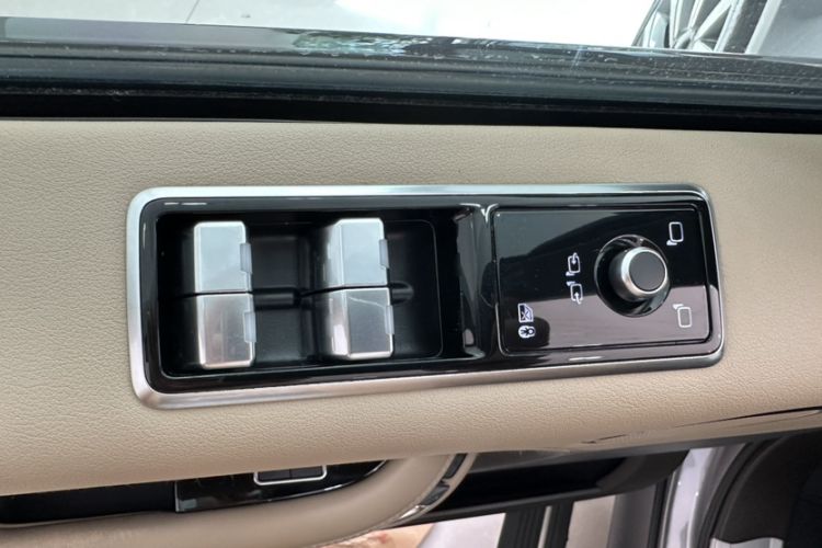 Used Land Rover Range 2021 3.0 L6 Century Extended Classic Edition Interior 9