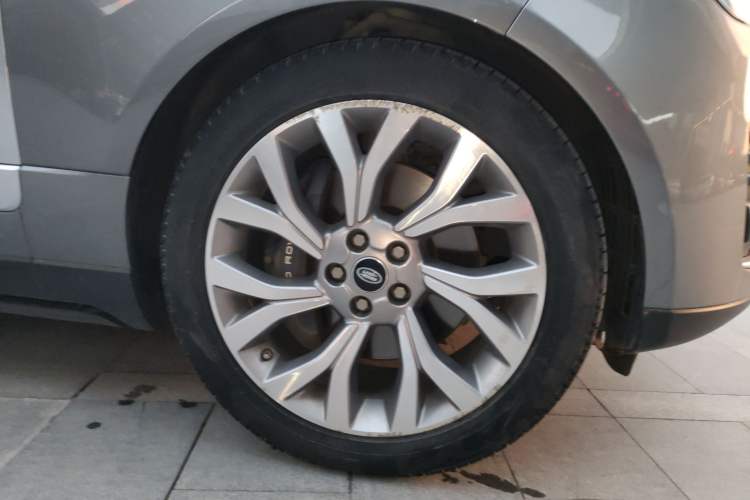 Used Land Rover Range 2021 3.0 L6 Century Extended Classic Edition Right Front Wheel Hub