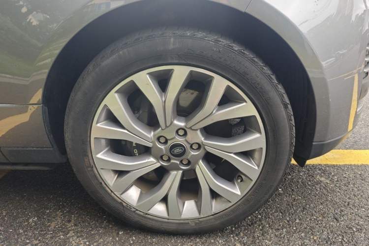 Used Land Rover Range 2021 3.0 L6 Century Extended Classic Edition Right Front Wheel Hub