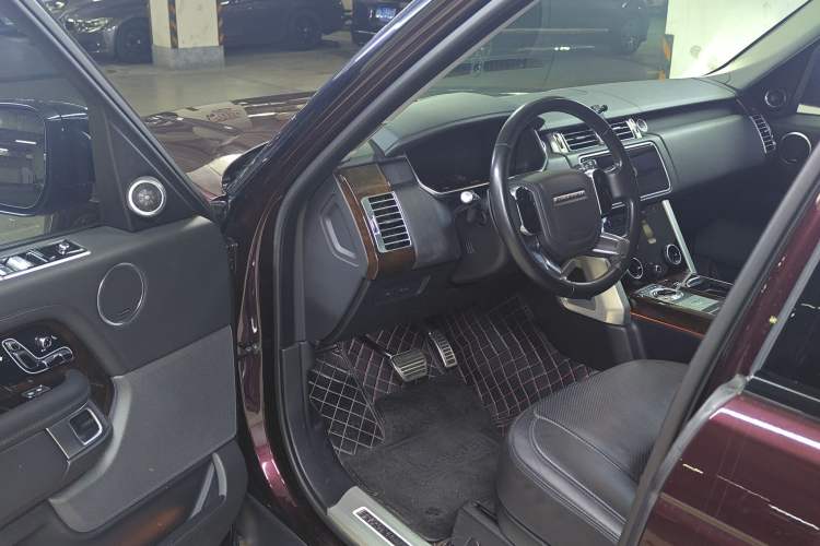 Used Land Rover Range 2021 3.0 L6 Century Extended Classic Edition Interior 2