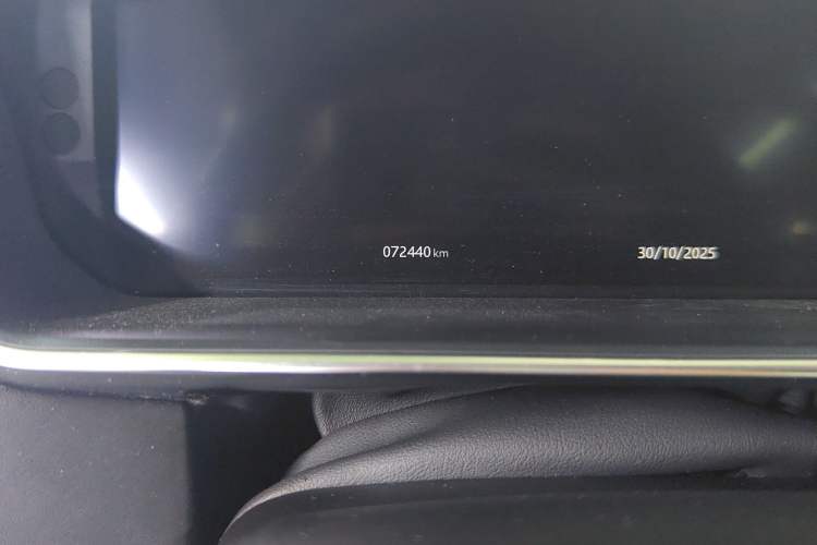 Used Land Rover Range 2021 3.0 L6 Century Extended Classic Edition Odometer Close Up