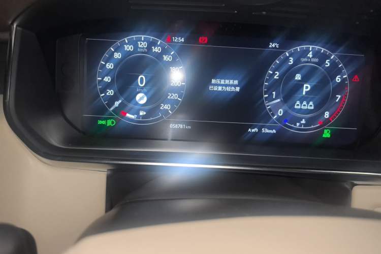 Used Land Rover Range 2021 3.0 L6 Century Extended Classic Edition Odometer Close Up