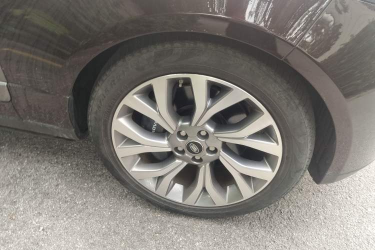 Used Land Rover Range 2021 3.0 L6 Century Extended Classic Edition Right Front Wheel Hub