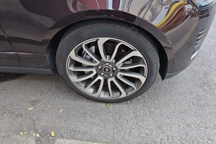 Used Land Rover Range 2021 3.0 L6 Centennial Edition Right Front Wheel Hub
