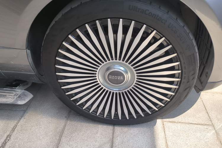 Used Land Rover Range 2021 3.0 L6 Century Extended Classic Edition Right Front Wheel Hub
