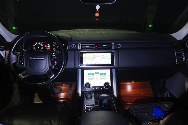 Used Land Rover Range 2021 3.0 L6 Grand Edition Center Console