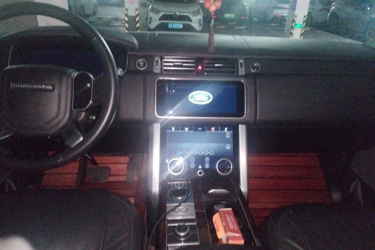 Used Land Rover Range 2021 3.0 L6 Grand Edition Center Console