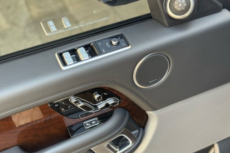 Used Land Rover Range 2021 3.0 L6 Century Extended Classic Edition Interior 10
