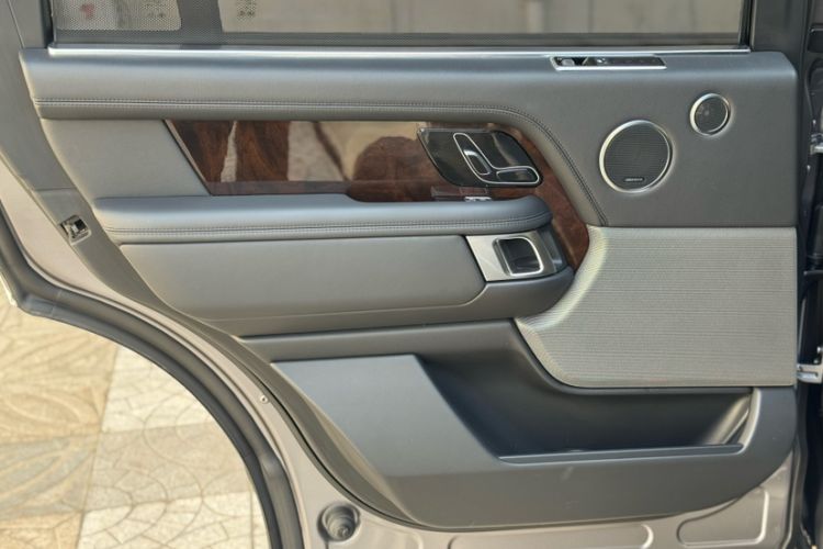 Used Land Rover Range 2021 3.0 L6 Century Extended Classic Edition Interior 13