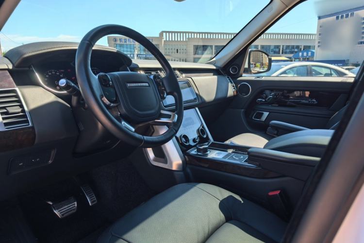Used Land Rover Range 2021 3.0 L6 Century Extended Classic Edition Interior 4