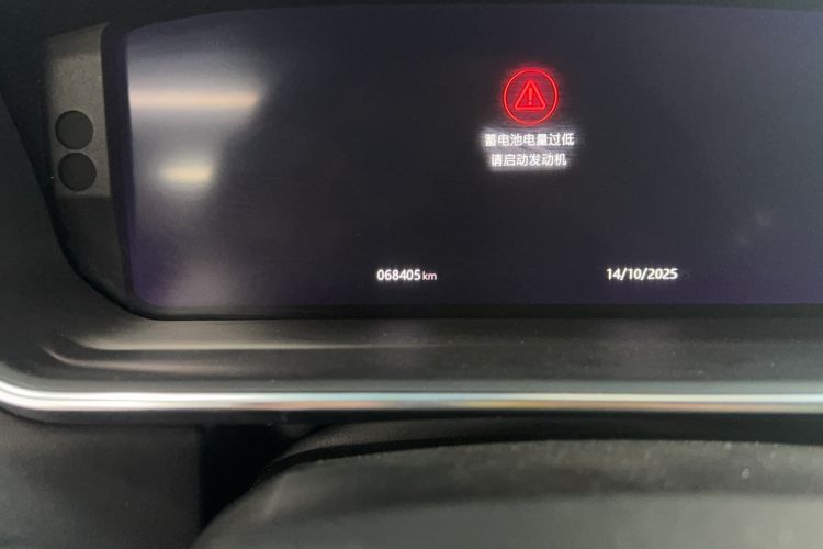 Used Land Rover Range 2021 3.0 L6 Century Extended Classic Edition Odometer Close Up