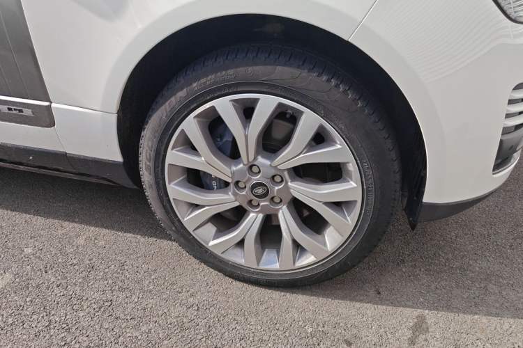 Used Land Rover Range 2021 3.0 L6 Century Extended Classic Edition Right Front Wheel Hub