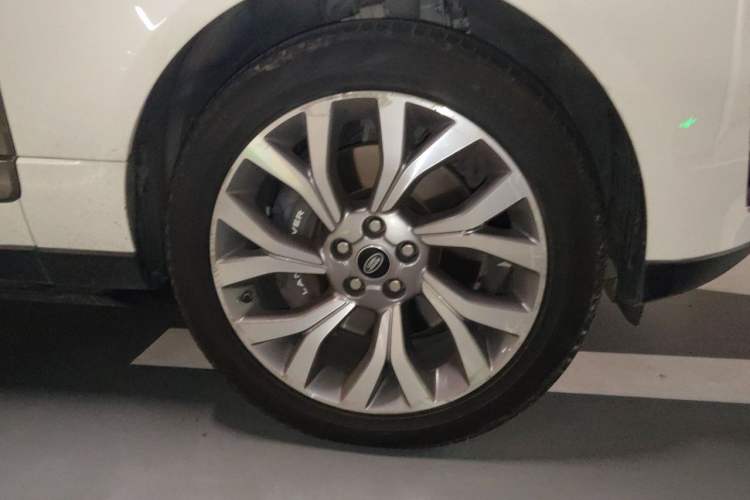 Used Land Rover Range 2021 3.0 L6 Century Extended Classic Edition Right Front Wheel Hub
