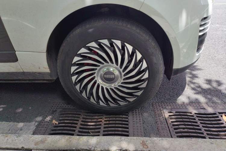 Used Land Rover Range 2021 3.0 L6 Centennial Edition Right Front Wheel Hub