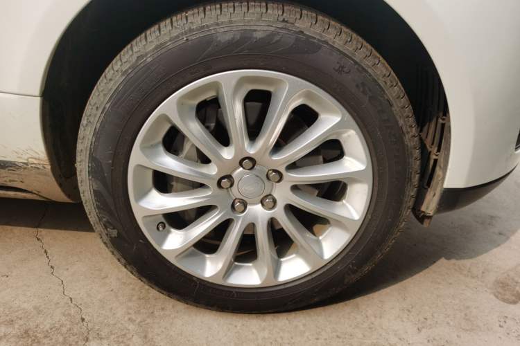 Used Land Rover Range 2021 3.0 L6 Grand Edition Right Front Wheel Hub