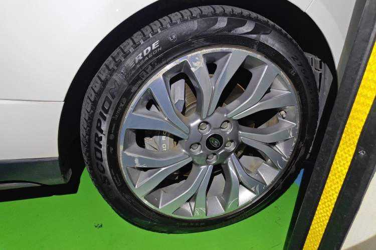 Used Land Rover Range 2021 3.0 L6 Century Extended Classic Edition Right Front Wheel Hub