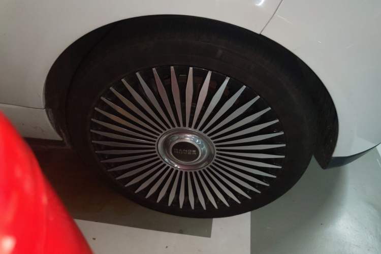 Used Land Rover Range 2021 3.0 L6 Century Extended Classic Edition Right Front Wheel Hub
