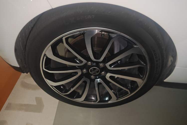 Used Land Rover Range 2021 3.0 L6 Century Extended Classic Edition Right Front Wheel Hub