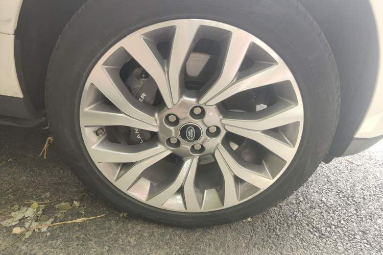 Used Land Rover Range 2021 3.0 L6 Century Extended Classic Edition Right Front Wheel Hub