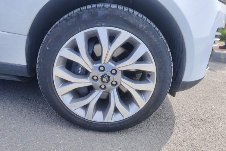 Used Land Rover Range 2021 3.0 L6 Century Extended Classic Edition Right Front Wheel Hub