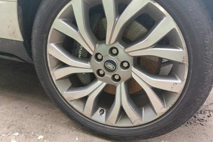 Used Land Rover Range 2021 3.0 L6 Century Extended Classic Edition Right Front Wheel Hub