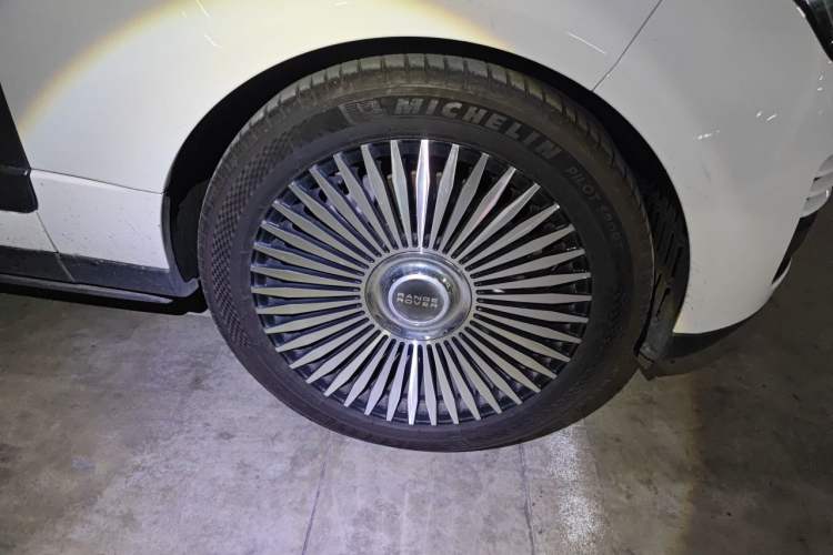 Used Land Rover Range 2021 3.0 L6 Century Extended Classic Edition Right Front Wheel Hub