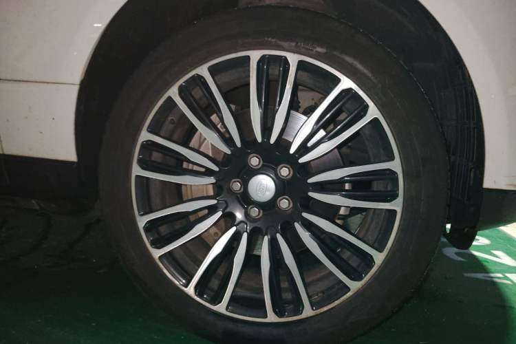 Used Land Rover Range 2021 3.0 L6 Grand Edition Right Front Wheel Hub