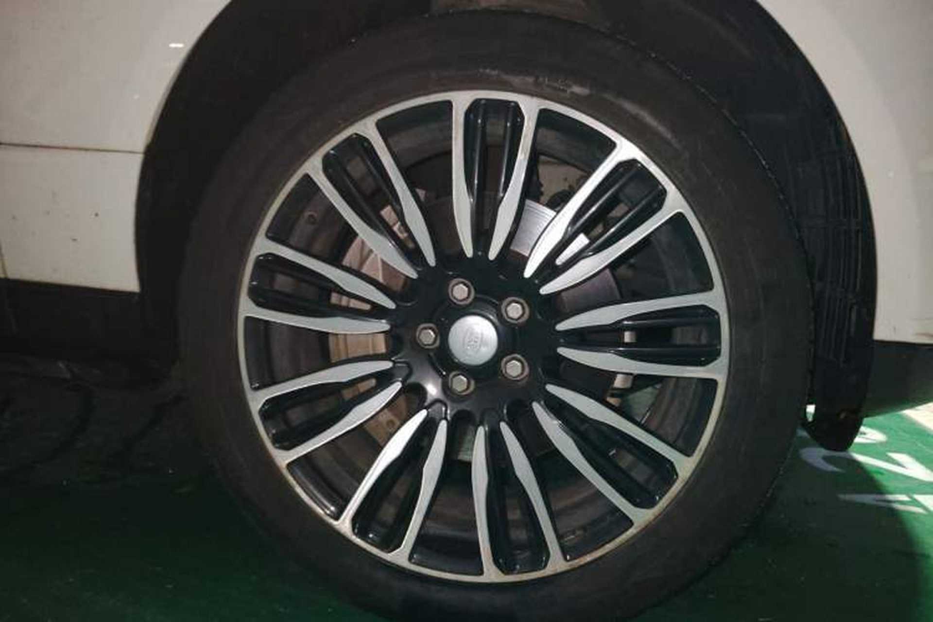Used Land Rover Range 2021 3.0 L6 Grand Edition Right Front Wheel Hub