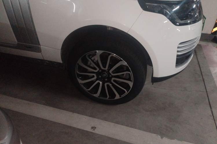 Used Land Rover Range 2021 3.0 L6 Grand Edition Right Front Wheel Hub