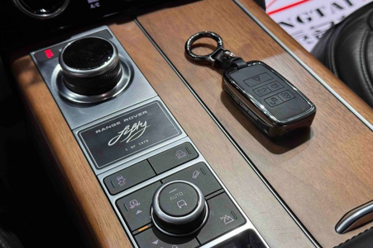 Used Land Rover Range 2021 3.0 L6 50th Anniversary Windstorm Commemorative Edition Interior 2