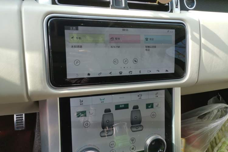 Used Land Rover Range 2022 3.0 L6 400 PS Classic Extended Version Audio And AC Panel