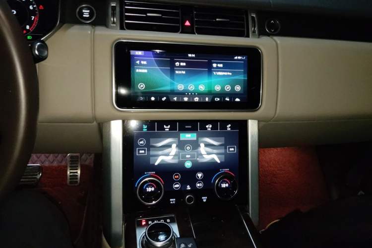 Used Land Rover Range 2022 3.0 L6 400 PS Classic Extended Version Audio And AC Panel