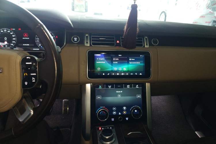 Used Land Rover Range 2022 3.0 L6 400 PS Classic Extended Version Audio And AC Panel