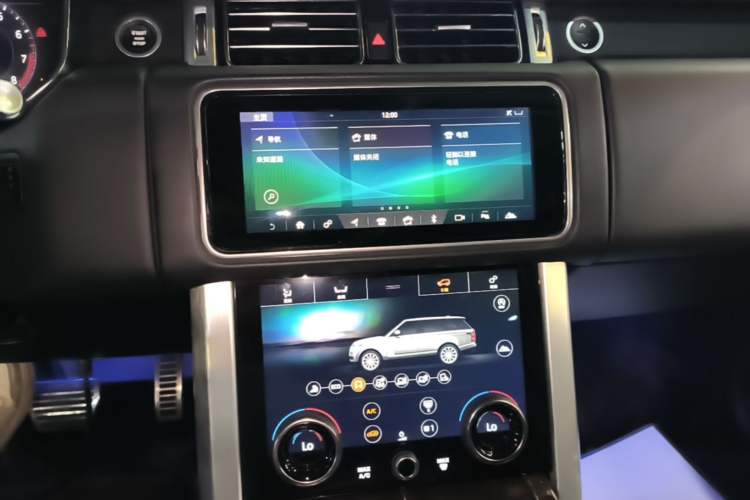 Used Land Rover Range 2022 3.0 L6 400 PS Classic Extended Version Audio And AC Panel