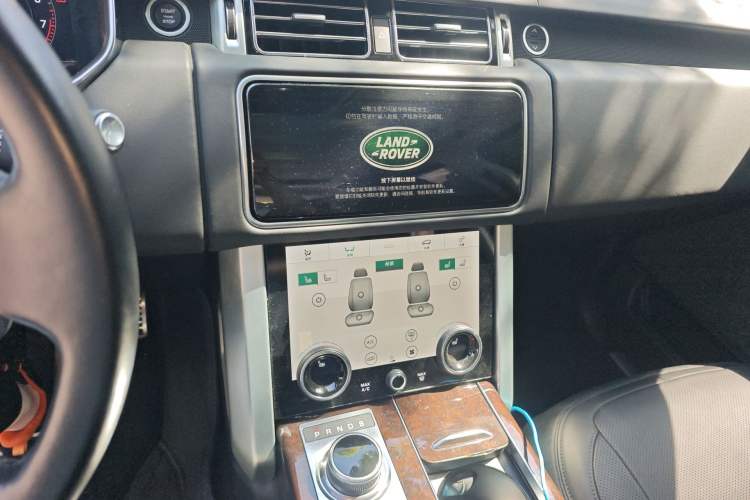 Used Land Rover Range 2022 3.0 L6 400 PS Classic Extended Version Audio And AC Panel