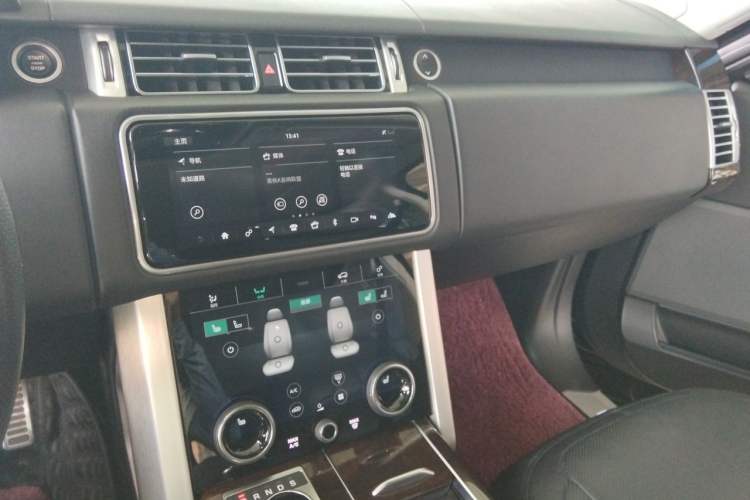Used Land Rover Range 2022 3.0 L6 400 PS Classic Extended Version Audio And AC Panel
