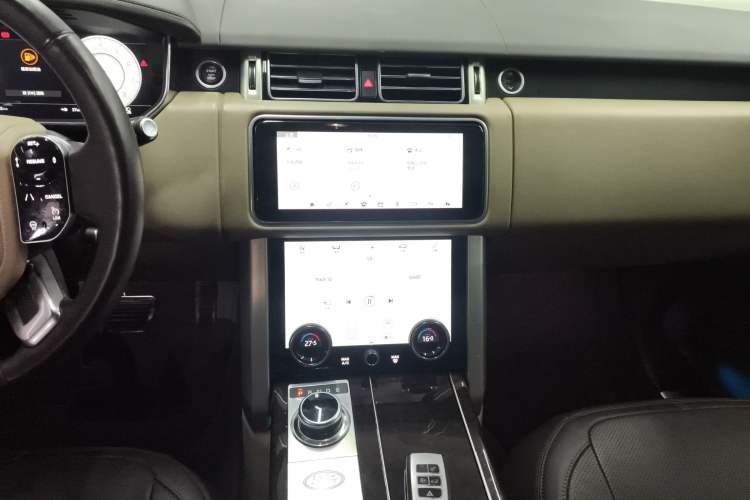 Used Land Rover Range 2022 3.0 L6 400 PS Classic Extended Version Audio And AC Panel