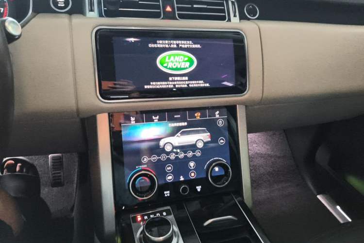 Used Land Rover Range 2022 3.0 L6 400 PS Classic Extended Version Audio And AC Panel
