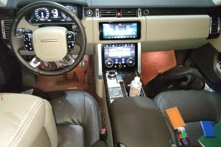 Used Land Rover Range 2022 3.0 L6 400 PS Classic Extended Version Center Console