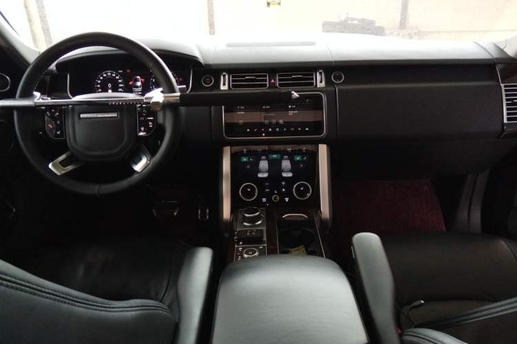 Used Land Rover Range 2022 3.0 L6 400 PS Classic Extended Version Center Console