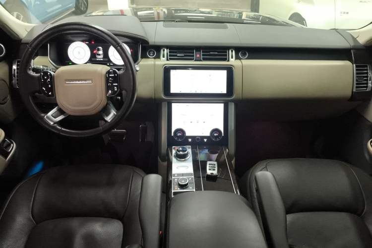 Used Land Rover Range 2022 3.0 L6 400 PS Classic Extended Version Center Console