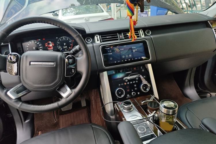 Used Land Rover Range 2022 3.0 L6 360 PS Grand Edition Center Console