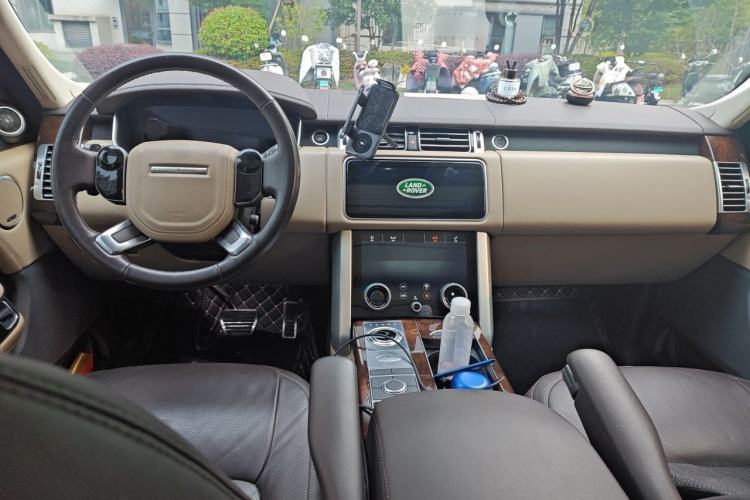 Used Land Rover Range 2022 3.0 L6 360 PS Legacy Edition Center Console