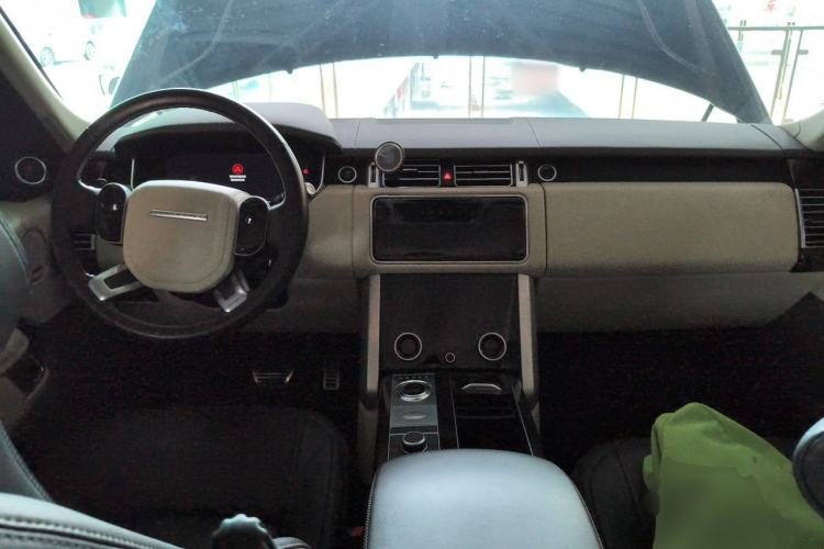 Used Land Rover Range 2022 3.0 L6 400 PS Classic Extended Version Center Console