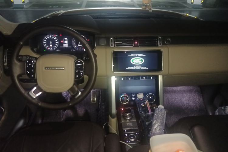 Used Land Rover Range 2022 3.0 L6 360 PS Grand Edition Center Console