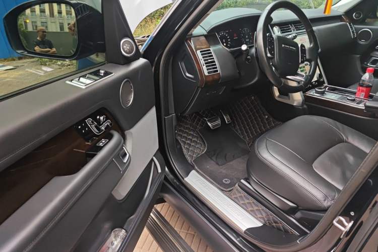 Used Land Rover Range 2022 3.0 L6 360 PS Legacy Edition Driver Seat