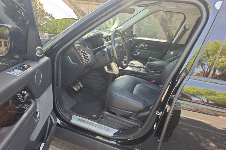 Used Land Rover Range 2022 3.0 L6 400 PS Classic Extended Version Driver Seat